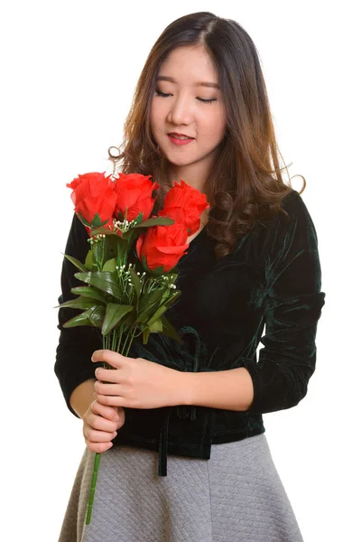 年轻快乐的亚洲妇女拿着红玫瑰为情人节准备 — 图库照片