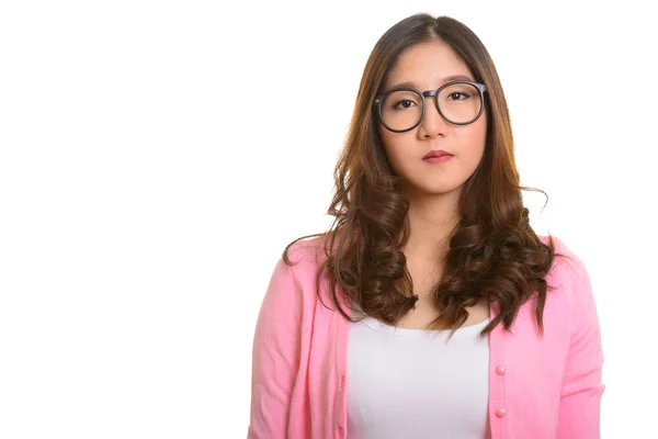 Retrato de jovem bela mulher asiática vestindo óculos — Fotografia de Stock