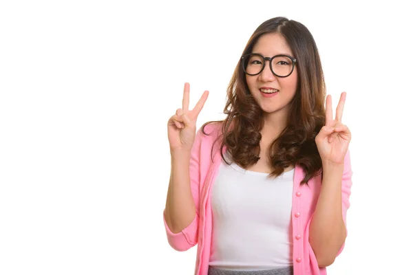 Jovem mulher asiática feliz dando sinal de paz — Fotografia de Stock