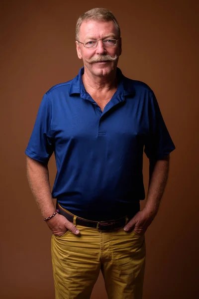 Homem sênior bonito com bigode usando óculos — Fotografia de Stock