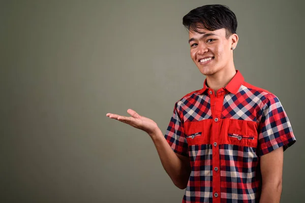 Jovem homem indiano bonito contra fundo colorido — Fotografia de Stock