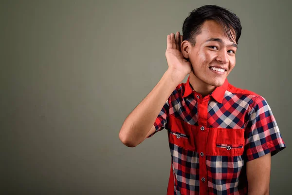 Joven guapo hombre indio contra fondo de color — Foto de Stock