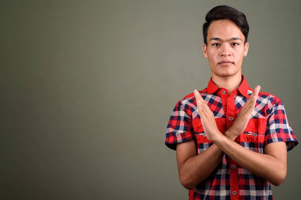 Jovem homem indiano bonito contra fundo colorido — Fotografia de Stock