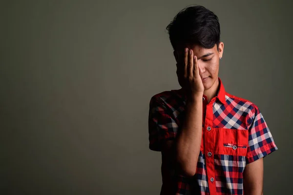 Joven guapo hombre indio contra fondo de color —  Fotos de Stock