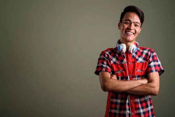 Jovem homem indiano bonito contra fundo colorido — Fotografia de Stock