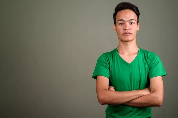 Estudio Tiro Joven Adolescente Indio Con Camisa Verde Sobre Fondo —  Fotos de Stock
