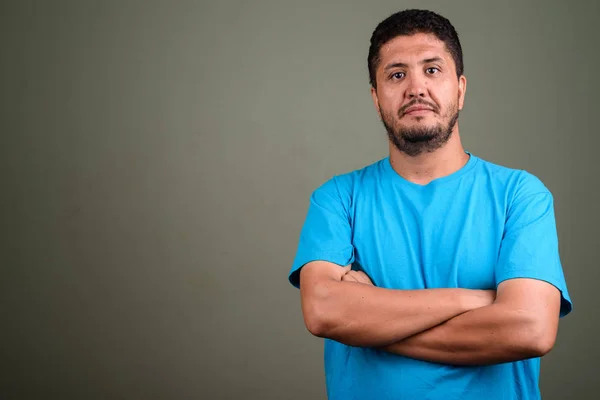 Hombre persa barbudo con camisa azul contra fondo de color — Foto de Stock