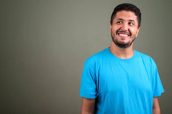 Hombre persa barbudo con camisa azul contra fondo de color — Foto de Stock