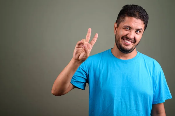 Hombre persa barbudo con camisa azul contra fondo de color — Foto de Stock