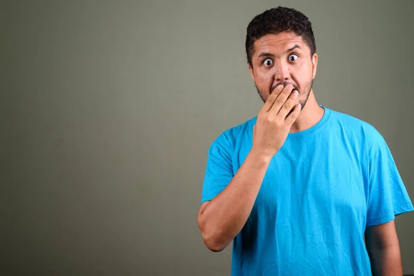 Homem barbudo persa vestindo camisa azul contra backgroun colorido — Fotografia de Stock