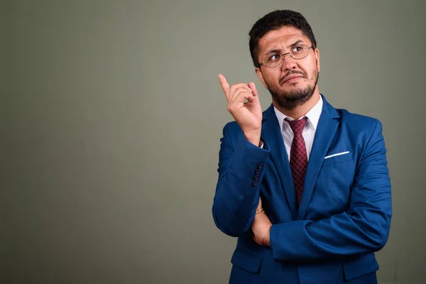 Barbudo hombre de negocios persa que lleva traje contra el backgro de color — Foto de Stock