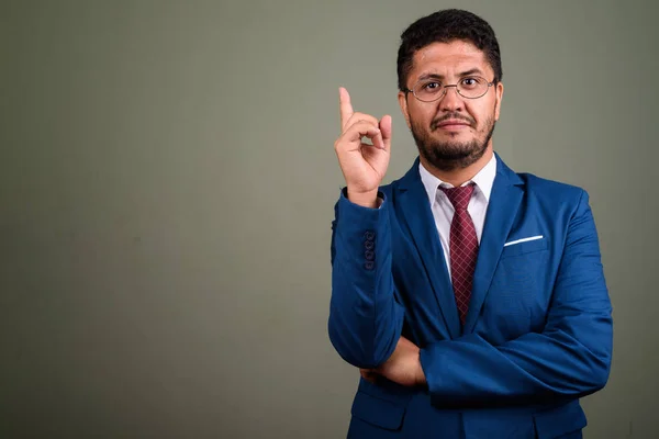 Barbudo hombre de negocios persa que lleva traje contra el backgro de color —  Fotos de Stock