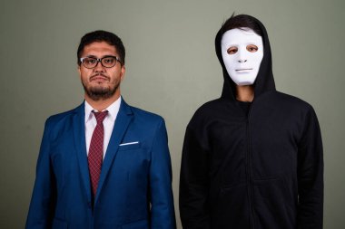 Sakallı İranlı işadamı ve renkli karşı Genç Hintli adam