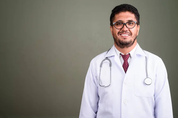 Barbudo médico hombre persa contra fondo de color — Foto de Stock