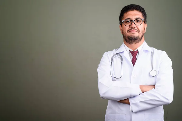 Vousatý perský muž lékař na barevném pozadí — Stock fotografie
