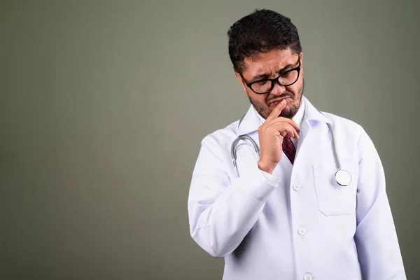 Siyah geçmişi olan sakallı İranlı doktor. — Stok fotoğraf