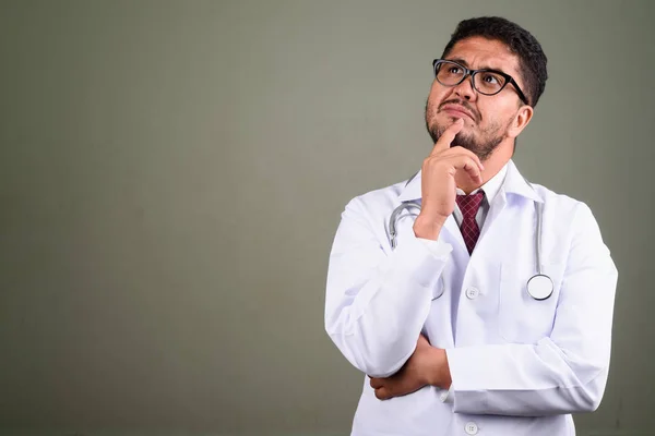 Barbudo médico hombre persa contra fondo de color — Foto de Stock