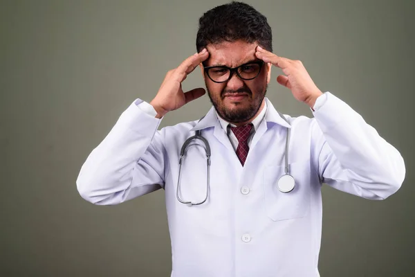 Barbudo médico hombre persa contra fondo de color —  Fotos de Stock