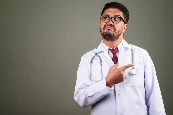 Barbu perse homme médecin sur fond coloré — Photo