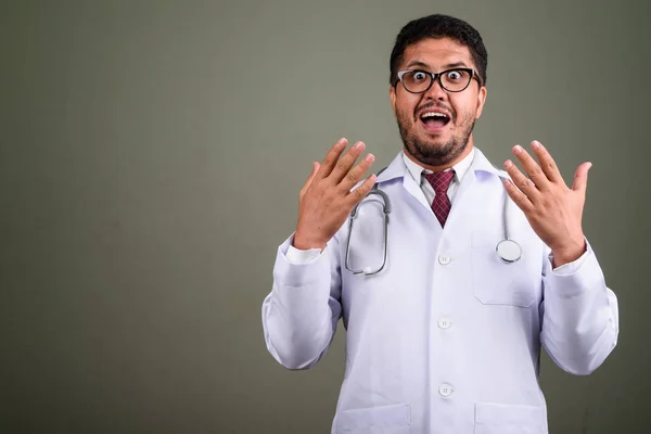 Barbudo médico hombre persa contra fondo de color —  Fotos de Stock