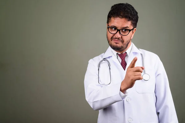 색색 배경 과 반대되는 수염을 가진 페르시아 남자 의사 — 스톡 사진