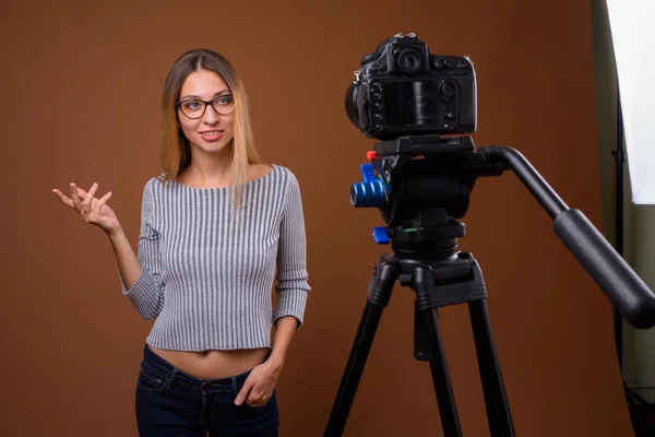 Mooie jongedame vlogging met Dslr camera in studio — Stockfoto