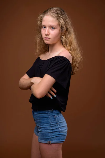 Profilo visualizzare il ritratto di giovane bella ragazza adolescente bionda — Foto Stock