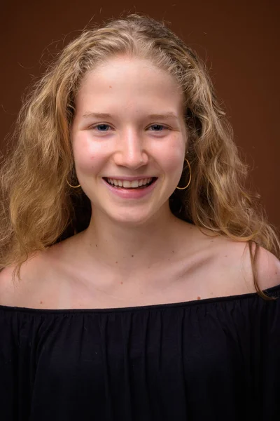Cara de joven hermosa rubia adolescente sonriendo — Foto de Stock