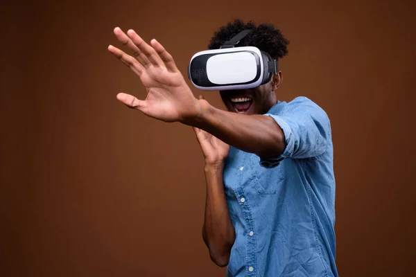 Hombre africano disfrutando de la realidad virtual mientras usa gafas VR — Foto de Stock