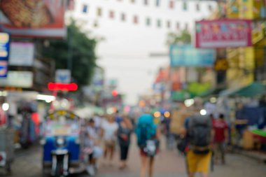 Bulanık görünümünü işlek cadde ile yerli ve yabancı backpackers adlı Khao San road Bangkok, Tayland