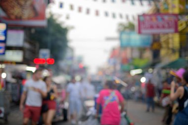 Yerli ve yabancı backpackers meşgul sokakta Khao San Bangkok, Tayland
