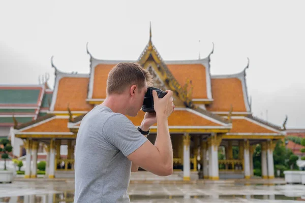 Portrait Jeune Touriste Séduisant Contre Vue Temple Bouddhiste Bangkok — Photo