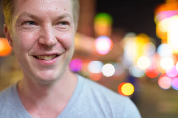 Обличчя молодих щасливі туристичних людина мисляча на вулицях Чайнатаун вночі — стокове фото