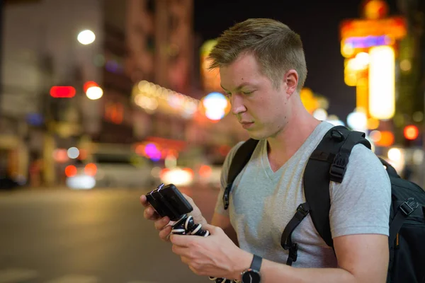 Young handsome tourist man vlogging with phone in the streets of Chinatown at night — Stock Photo, Image