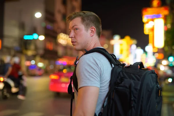 Μικρά τουριστικά backpacker άνθρωπος διασχίζοντας τους δρόμους της Chinatown τη νύχτα — Φωτογραφία Αρχείου