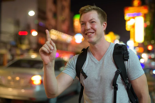 Νέοι ευτυχισμένη τουριστικά backpacker άνθρωπος κλήση ταξί στην Chinatown, το βράδυ — Φωτογραφία Αρχείου