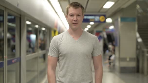 Retrato Joven Guapo Turista Estación Metro Bangkok — Vídeos de Stock