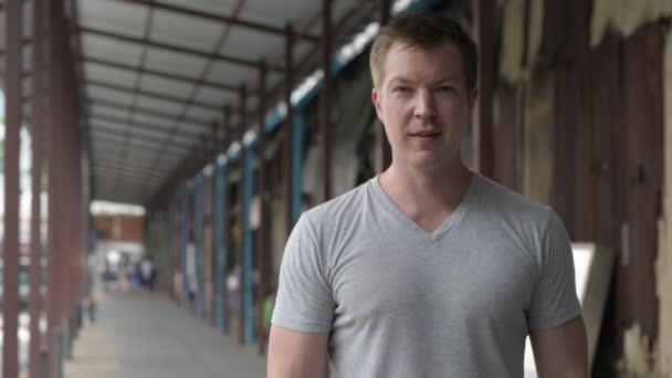 Νέοι ευτυχισμένη τουριστικά άνδρα χαμογελώντας σε τοπικό προβλήτα στην Μπανγκόκ — Αρχείο Βίντεο