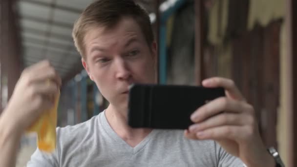 Rostro de un joven turista limpiando el sudor y usando el teléfono como espejo en el muelle local de Bangkok — Vídeo de stock