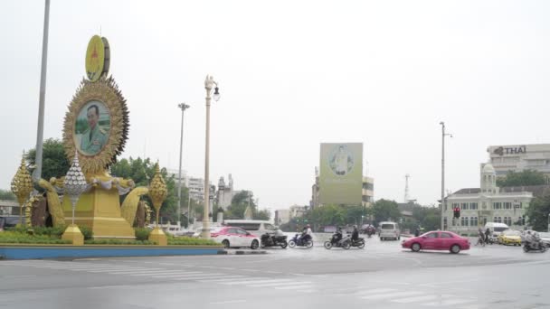 Bangkok, Thailand - 13 November, 2018: Historische weg van Ratchadamnoen Avenue en de drukke straten. — Stockvideo