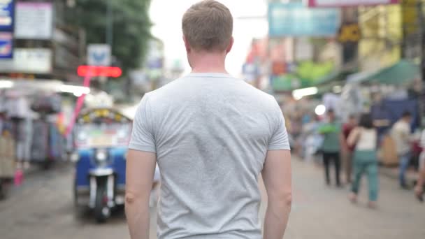 Retrato Joven Guapo Turista Frente Vista Calle Khao San Bangkok — Vídeo de stock