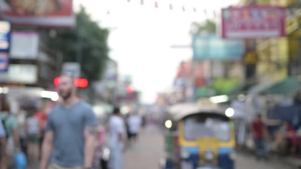 Ocupado Khao San carretera con mochileros turísticos en Bangkok, Tailandia borrosa fuera de foco video — Vídeos de Stock