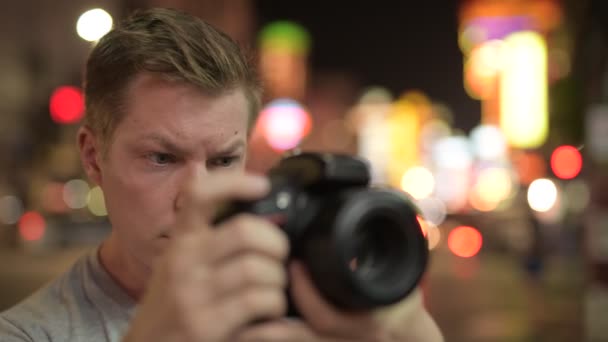 Обличчя молодих туристичних людина фотографування проти перегляд вулиць у китайському кварталі вночі — стокове відео