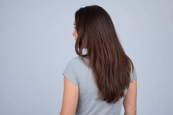 Vista trasera de la joven mujer multiétnica sobre fondo blanco —  Fotos de Stock