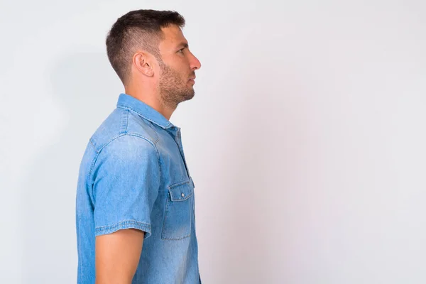 Perfil de homem bonito barbudo persa contra fundo branco — Fotografia de Stock