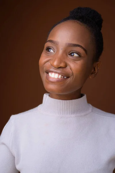 Mutlu genç güzel Afrikalı kadın düşünme sırasında gülümseyen yüzü — Stok fotoğraf