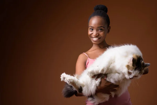 Süre gülümseyen genç güzel Afrikalı Zulu kadın holding kedi — Stok fotoğraf