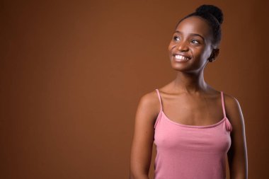 Mutlu Afrikalı Zulu kadın kahverengi arka planı düşünme