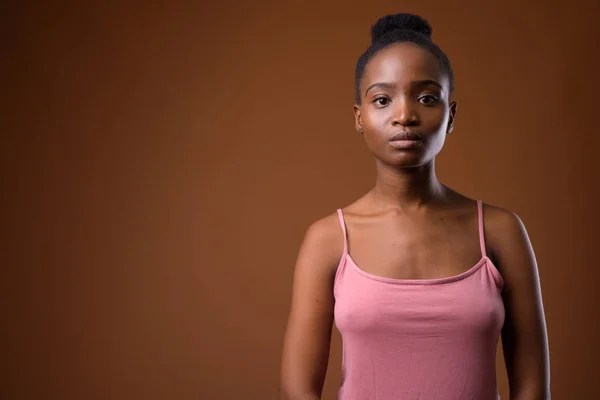 茶色の背景に対して若い美人アフリカのズールー語 — ストック写真