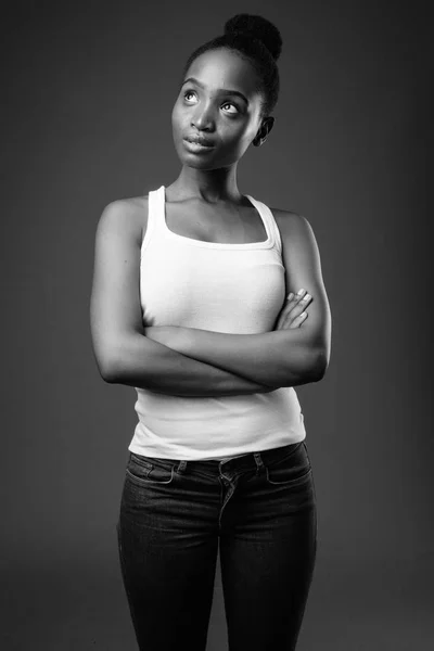 Siyah-beyaz düşünme genç güzel Afrikalı Zulu kadın — Stok fotoğraf
